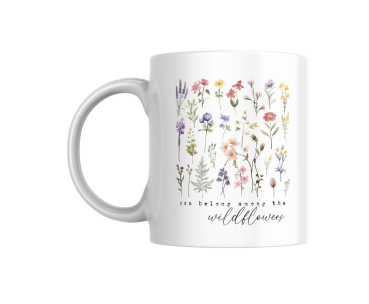 Preview: Personalisierte Tasse mit Blumen und Name – You belong among the wildflowers | Geschenk für Naturfreundinnen Preview: Weiße Keramiktasse mit filigranem Wildblumenmotiv und dem Zitat „You belong among the wildflowers“ auf neutralem Hintergrund.